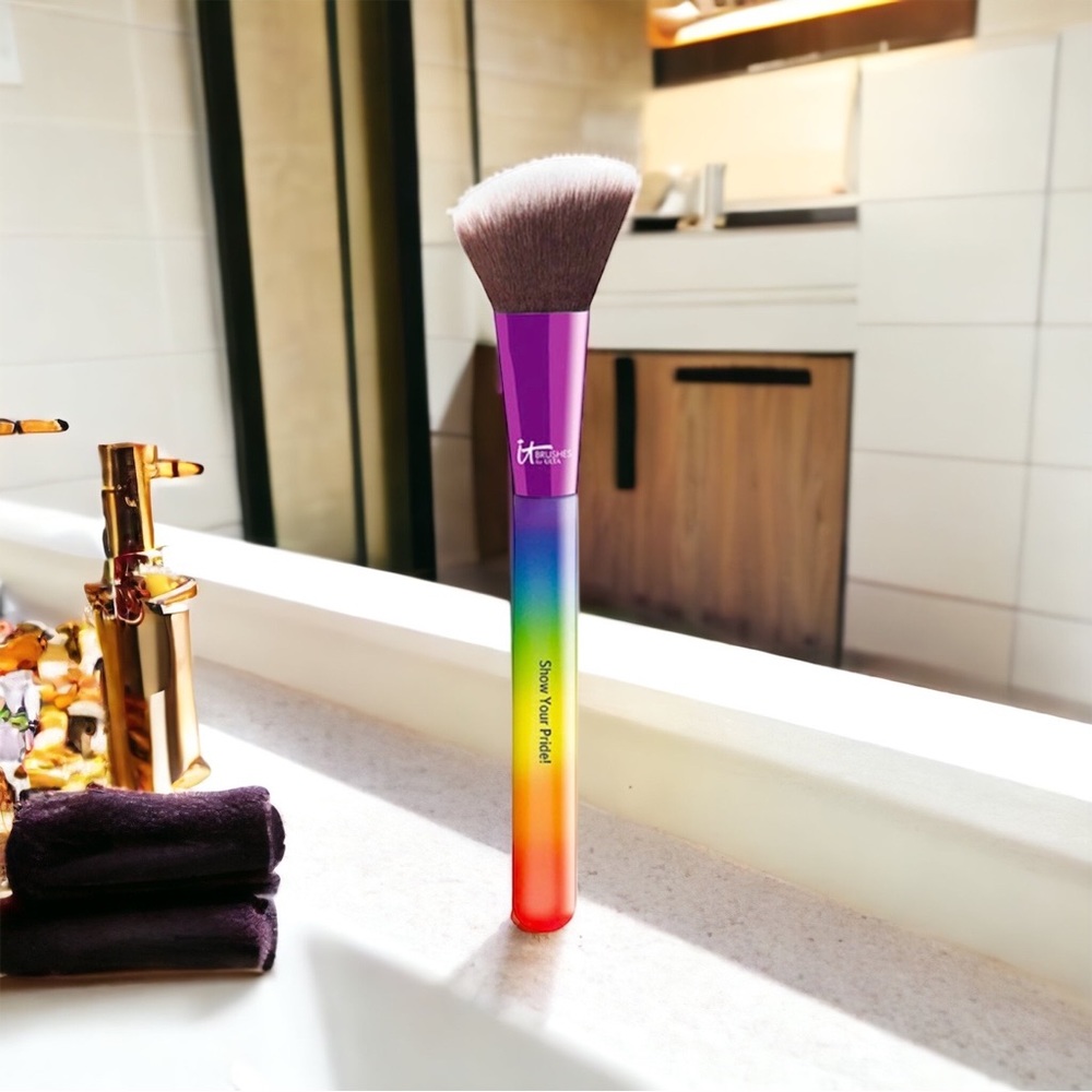 IT BRUSHES™ Show Your Pride Airbrush Blush Brush
